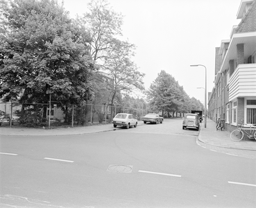 882521 Gezicht in de Schutstraat te Utrecht, vanaf de Acaciastraat, met links het leegstaande schoolgebouw Laan van ...